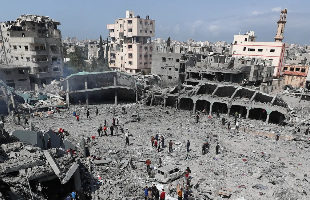Israel volta a anunciar ofensivas em Gaza e atinge escola com ataque aéreo