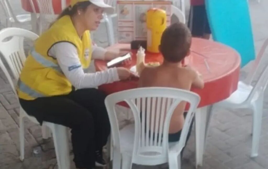 Criança de 6 anos é encontrada sozinha e desorientada na orla de Maceió