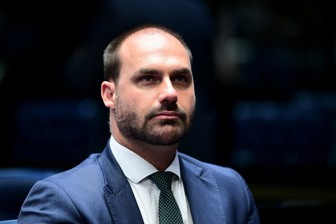 PF dá 15 dias para Eduardo Bolsonaro explicar abandono de cargo