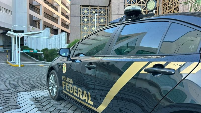 PF nas ruas: Operação mira ex-gestão da prefeita de Lauro de Freitas e cumpre mandados em área nobre de Salvador