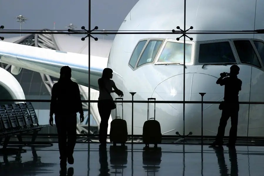 Companhias aéreas aumentam tarifas e cortam rotas diante de alta de combustível