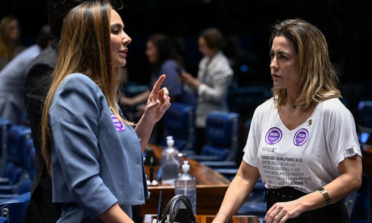 Senado aprova projeto que equipara misoginia ao racismo
