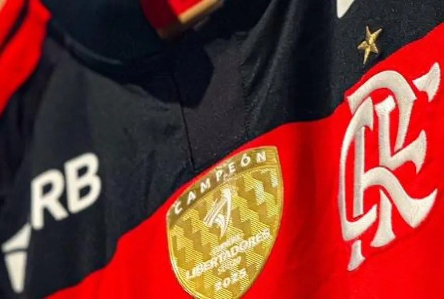 Flamengo amplia receitas e aprova novo patrocínio no uniforme