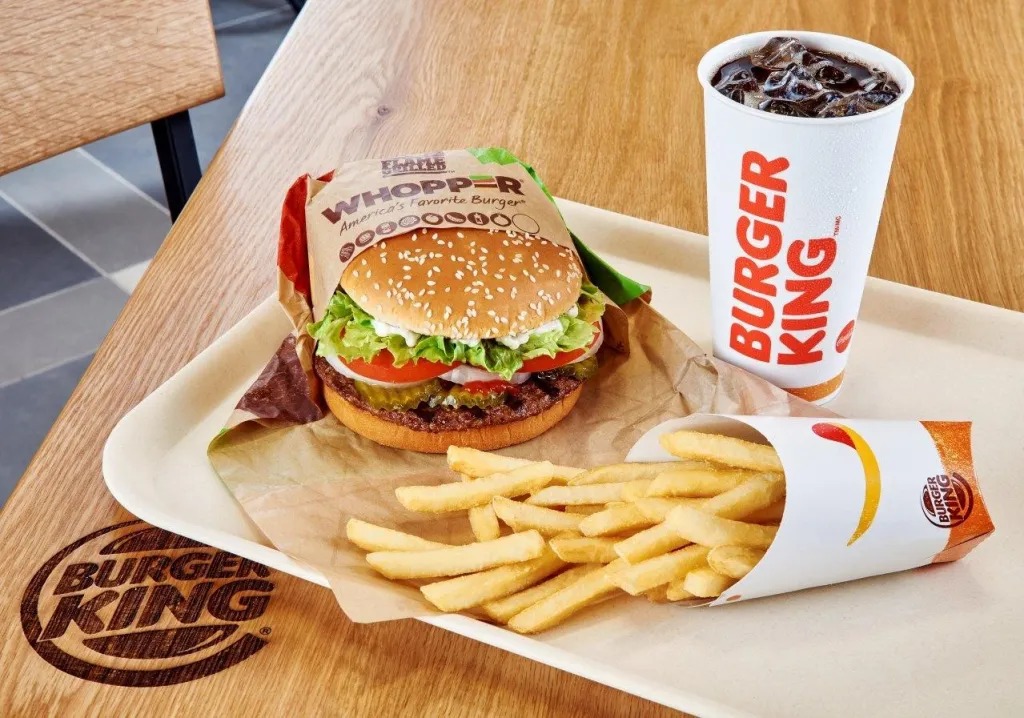 MP investiga possível intoxicação alimentar em unidade do Burger King em Maceió