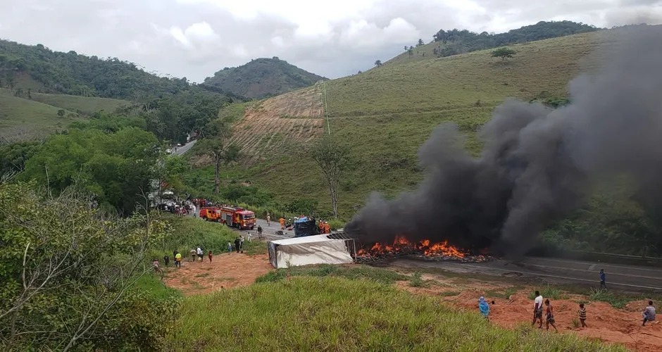 Colisão entre carretas deixa mortos e interdita BR-101 em Joaquim Gomes