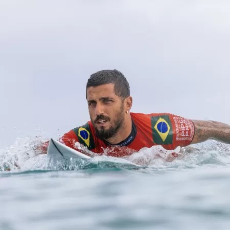 Em busca do tri, Filipe Toledo se vê mais completo para estreia no Mundial