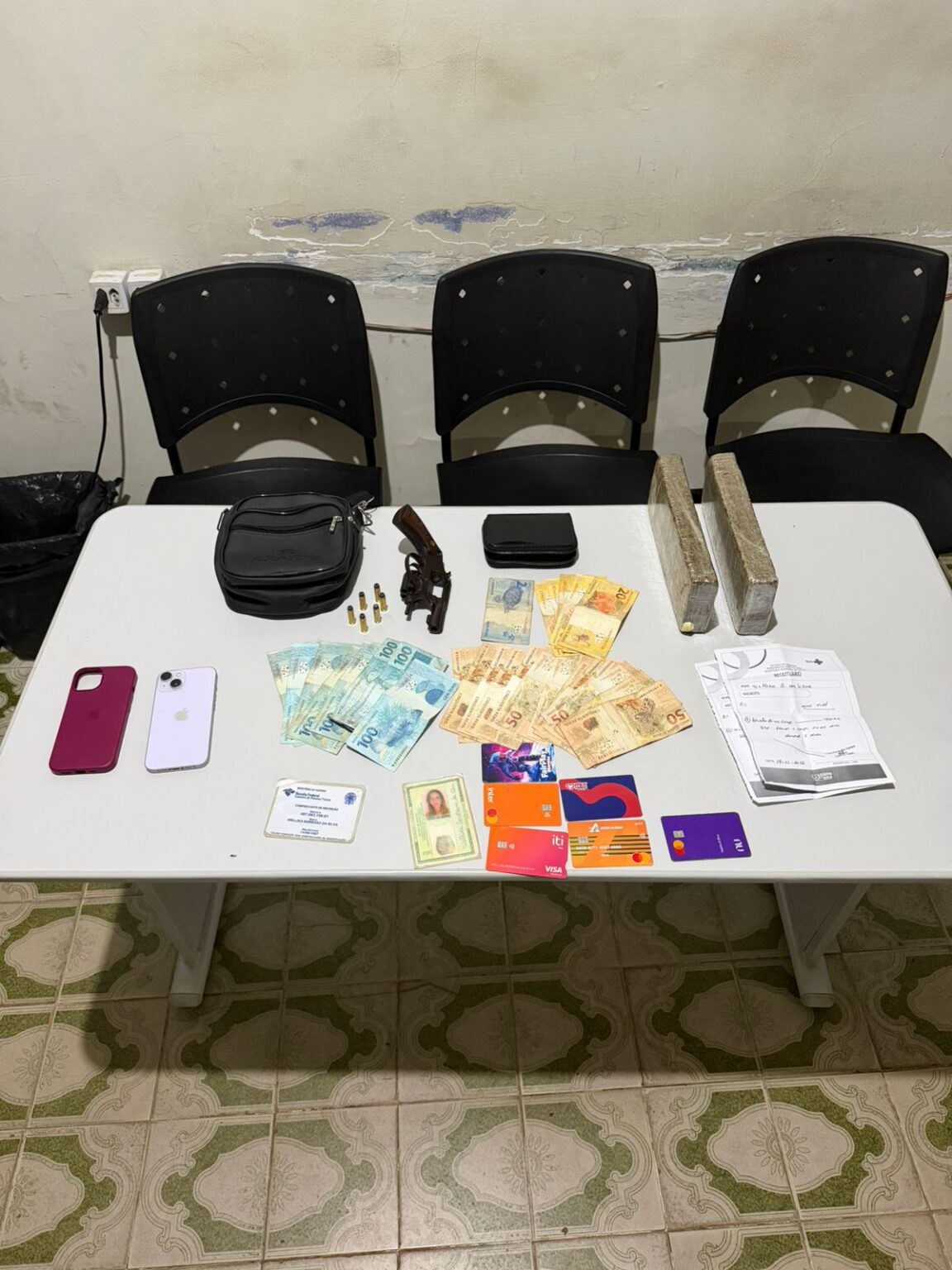 Polícia Civil prende duas mulheres por tráfico de drogas e porte ilegal de arma em Arapiraca
