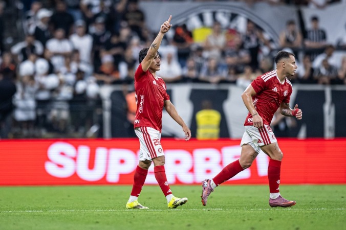 Corinthians decepciona, perde para o Inter e aumenta jejum de vitórias
