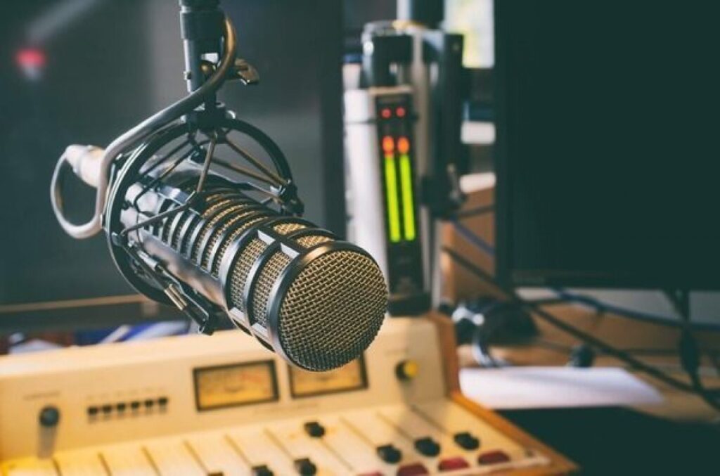 Pesquisa aponta que jovens seguem ouvindo rádio