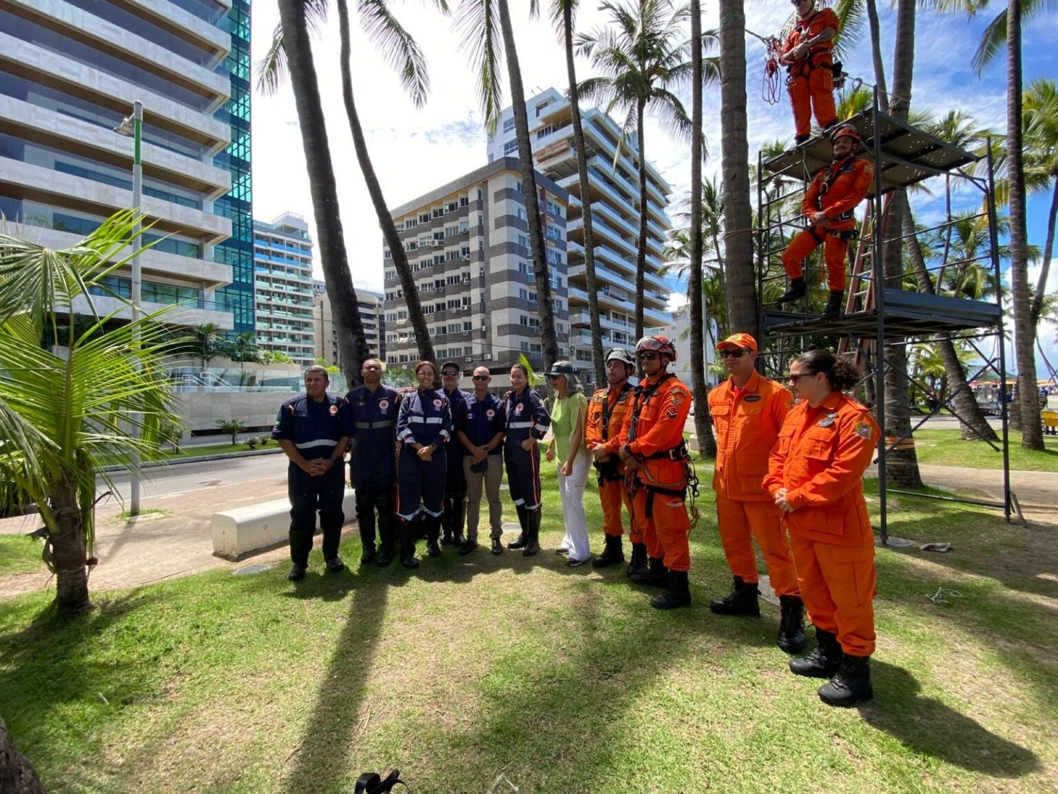 Samu e Bombeiros simulam resgate de vítimas de acidentes de trabalho na campanha Abril Verde