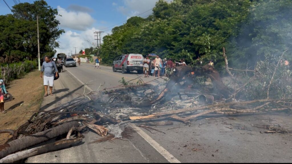 Moradores protestam contra despejo e interditam AL-101 Norte
