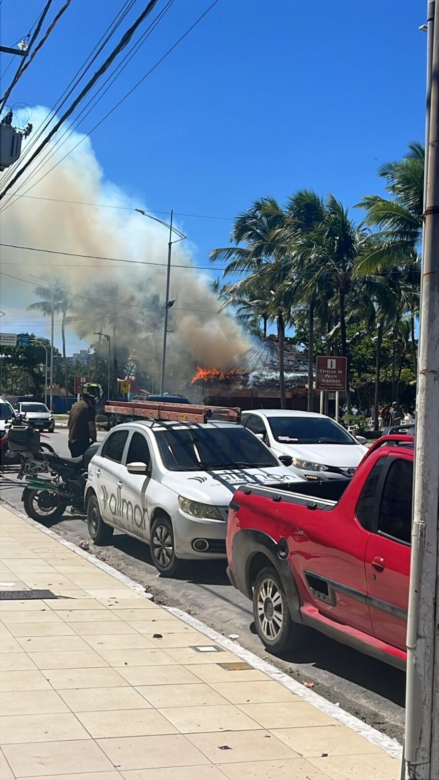 Barraca de praia pega fogo na Pajuçara e mobiliza bombeiros