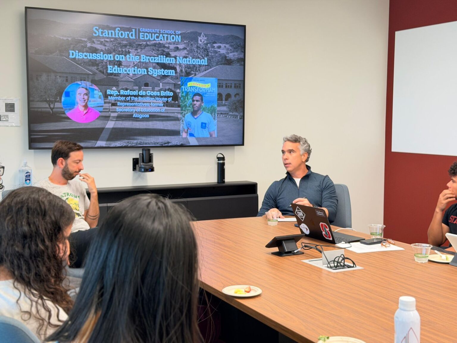 Rafael Brito lança livro em Stanford e transforma educação de Alagoas em referência internacional