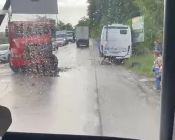 Colisão entre carreta e micro-ônibus deixa trânsito lento na BR-316