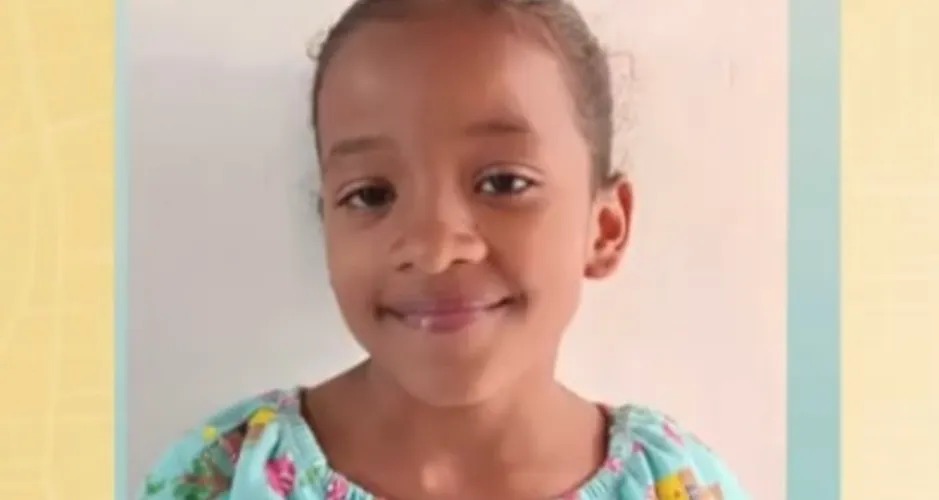 Menina de 11 anos morre após ser arremessada em piscina durante brincadeira