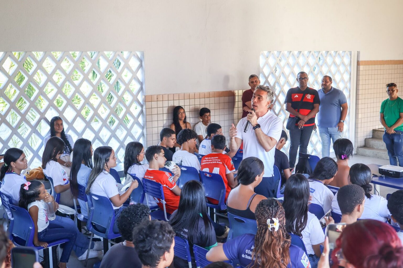 Rafael Brito alerta jovens sobre prejuízos dos jogos online e critica influenciadores que ficam disseminando fake news