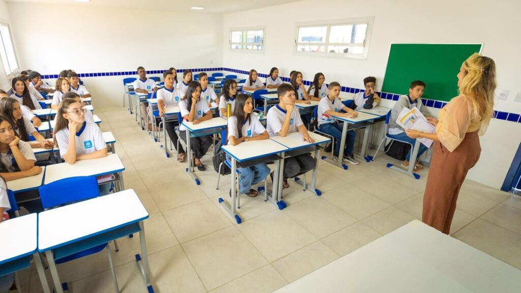 Governo de Alagoas lança edital com 1.620 vagas para professores da rede estadual